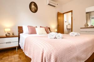 Lolas Place - Beachfront Terrace and Sea View