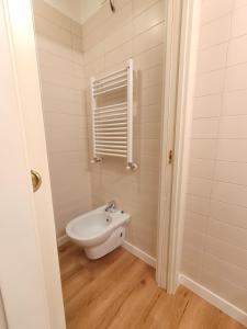 Urban Apartment in Milan Shopping Area, Metro M1 with Self Check-in