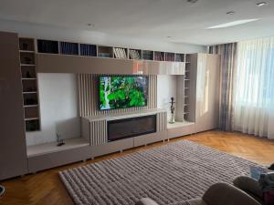 Cu Tâmpa la fereastră - Spacious Apartment with Mountain View & 2 Free Parking Spaces