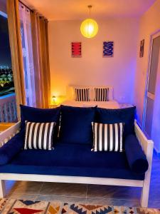 Rooftop pool studio Balcony Fast WIFI Parking 10 min to Beach