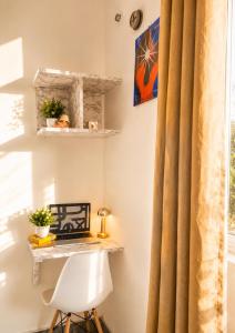 Rooftop pool studio Balcony Fast WIFI Parking 10 min to Beach