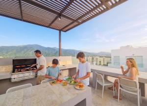 13th floor with views & Pool - 2 minutes to the beach