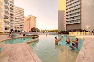 13th floor with views & Pool - 2 minutes to the beach