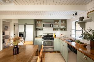 Air Conditioning! Rustic Modern Mountain Getaway