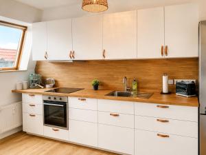 Cinema Apartment Magdeburg - Kitchen & Balcony
