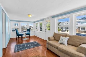 4BR Beach Block Home. Washer-Dryer and Free Parking