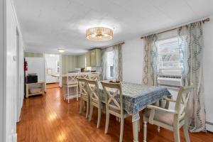4BR Beach Block Home. Washer-Dryer and Free Parking