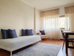 Large 3BR Apartment in Cascais with 2 Balconies