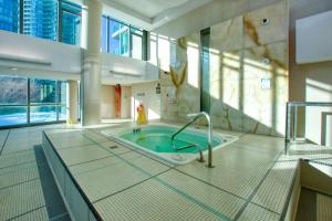 Stunning DT Waterfront Suite with Swimming Pool
