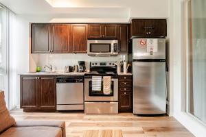 Stunning DT Waterfront Suite with Swimming Pool