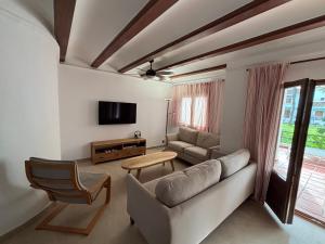 Chalet adosado en urbanización con precioso jardín