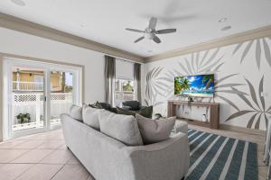 Luxury Beach House - Pool Movie Theater