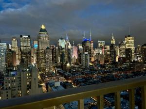 MIDTOWN HIGH FLOOR MOST STUNNING PANORAMIC CITY VIEW CORNER 2BR APt