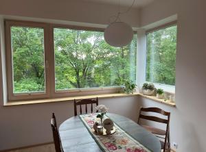 Family Retreat by Forest & Train Free Parking