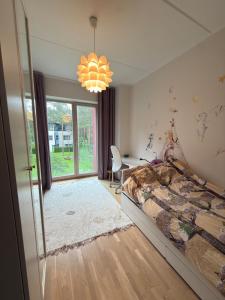 Family Retreat by Forest & Train Free Parking