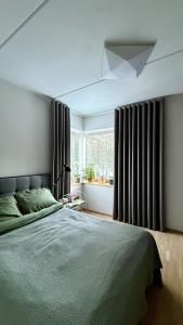 Family Retreat by Forest & Train Free Parking