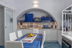 Levante - charming apartment with sea-view terrace, fits up to 7 guests