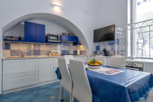 Levante - charming apartment with sea-view terrace, fits up to 7 guests