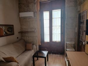 estudio muy centrico alicante , casco antiguo ,habitacion, salon comedor,pequeña cocina,baño ,balcon,air cond,