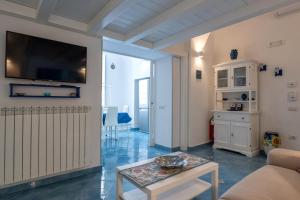 Levante - charming apartment with sea-view terrace, fits up to 7 guests