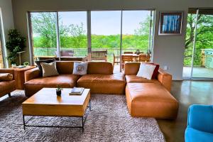 Luxury 7BR Hill Country Gem with Barndominium