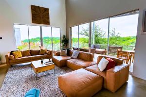 Luxury 7BR Hill Country Gem with Barndominium