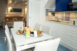 Levante - charming apartment with sea-view terrace, fits up to 7 guests