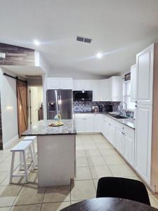 Family-Friendly Pool Home, Centrally location
