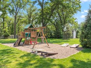 Lakefront Gull Lake 2BR Condo Boat Rentals Available Bay Colony 773