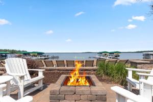 Lakefront Gull Lake 2BR Condo Boat Rentals Available Bay Colony 773