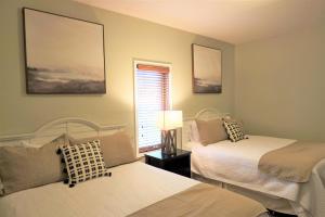 Lakefront Gull Lake 2BR Condo Boat Rentals Available Bay Colony 773