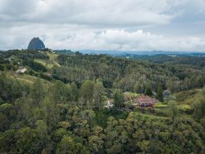 Casa con Vista a La Piedra y Acceso al lago