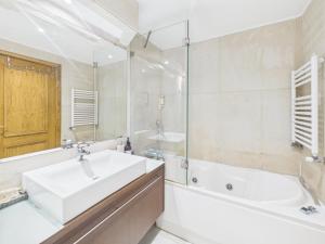2BR w Balcony – Heart of Cascais | By Airnest