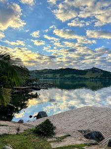 Chalé com Hidromassagem, Lareira e Piscina na Beira da Lagoa