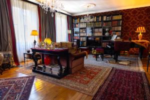 Charming Elegant Room in Historic Art Nouveau Building, Central Milan