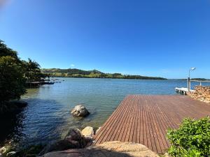 Chalé com Hidromassagem, Lareira e Piscina na Beira da Lagoa