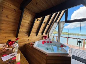 Chalé com Hidromassagem, Lareira e Piscina na Beira da Lagoa