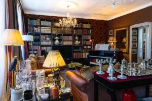 Charming Elegant Room in Historic Art Nouveau Building, Central Milan