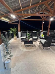 Casa Attika - Modern Glasshouse with Skyline Views
