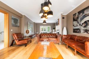 Exquisite Townhouse in Lisbon City Center- PRIVATE GARAGE & TERRACE