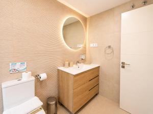 Apartamento con terraza y piscina en Puerto Marina - MISTRAL