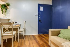 1 Mi to UT & Med Centers! Updated Austin Studio