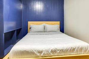 1 Mi to UT & Med Centers! Updated Austin Studio