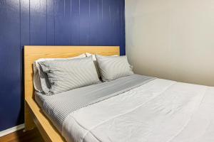 1 Mi to UT & Med Centers! Updated Austin Studio