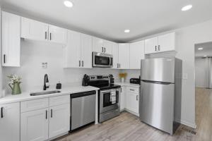 Depot Town 2BR Townhouse - Workspace and Sleep 4