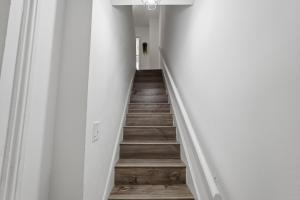 Depot Town 2BR Townhouse - Workspace and Sleep 4