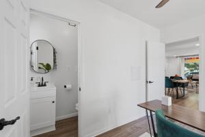 Depot Town 2BR Townhouse - Workspace and Sleep 4