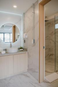 Praga Suites 8 Stylish 1BR Fast WiFi Great Light