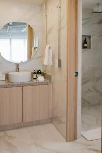 Praga Suites 10 King Bed, Fast WiFi & Comfort