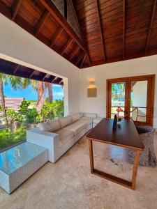 Las Palmas Luxury Golf Villa 4-BR Getaway